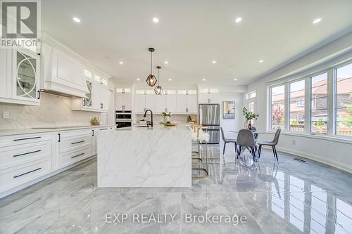 2 Deepwood Crescent, East Gwillimbury, ON - Indoor Photo Showing Kitchen With Upgraded Kitchen