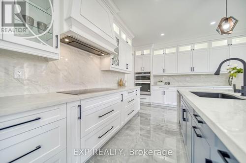 2 Deepwood Crescent, East Gwillimbury, ON - Indoor Photo Showing Kitchen