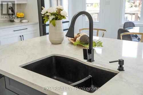 2 Deepwood Crescent, East Gwillimbury, ON - Indoor Photo Showing Kitchen With Double Sink