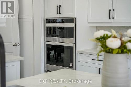 2 Deepwood Crescent, East Gwillimbury, ON - Indoor Photo Showing Kitchen