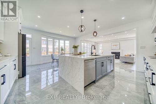 2 Deepwood Crescent, East Gwillimbury, ON - Indoor Photo Showing Kitchen With Upgraded Kitchen