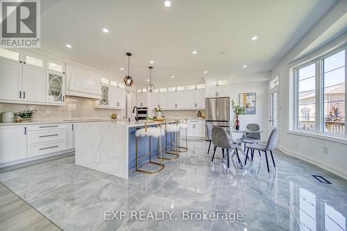 2 Deepwood Crescent, East Gwillimbury, ON - Indoor Photo Showing Kitchen With Upgraded Kitchen