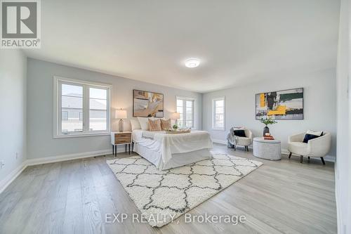 2 Deepwood Crescent, East Gwillimbury, ON - Indoor Photo Showing Living Room