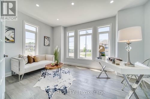 2 Deepwood Crescent, East Gwillimbury, ON - Indoor Photo Showing Living Room