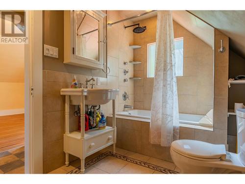 1475 Lookout  Street, Trail, BC - Indoor Photo Showing Bathroom