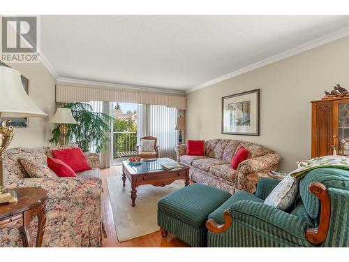 1834 47 Avenue, Vernon, BC - Indoor Photo Showing Living Room