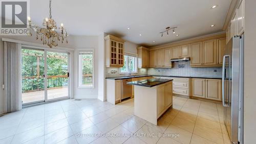 112 Crestwood Road, Vaughan, ON - Indoor Photo Showing Kitchen