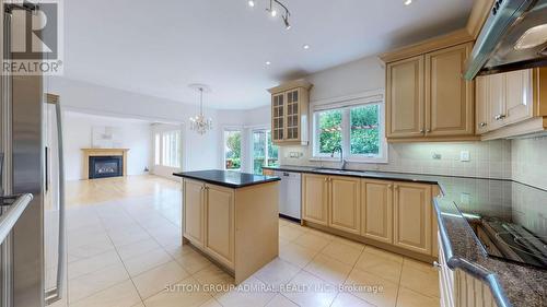 112 Crestwood Road, Vaughan, ON - Indoor Photo Showing Kitchen With Upgraded Kitchen