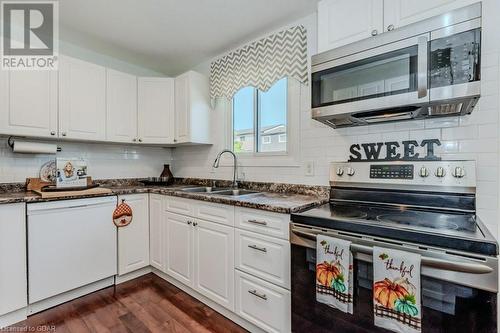 80 Old Country Drive Unit# 35, Kitchener, ON - Indoor Photo Showing Kitchen With Double Sink