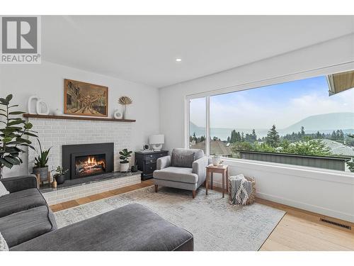 1841 2Nd Avenue Se, Salmon Arm, BC - Indoor Photo Showing Living Room With Fireplace