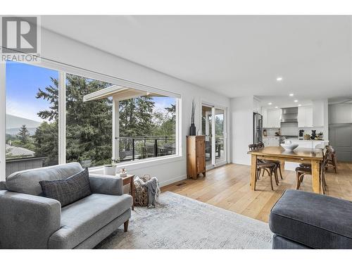 1841 2Nd Avenue Se, Salmon Arm, BC - Indoor Photo Showing Living Room