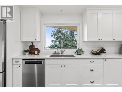 1841 2Nd Avenue Se, Salmon Arm, BC - Indoor Photo Showing Kitchen With Double Sink