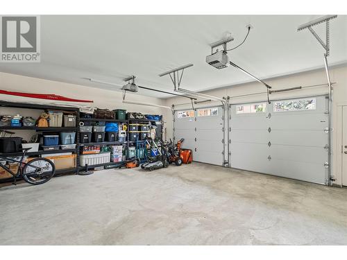 1841 2Nd Avenue Se, Salmon Arm, BC - Indoor Photo Showing Garage