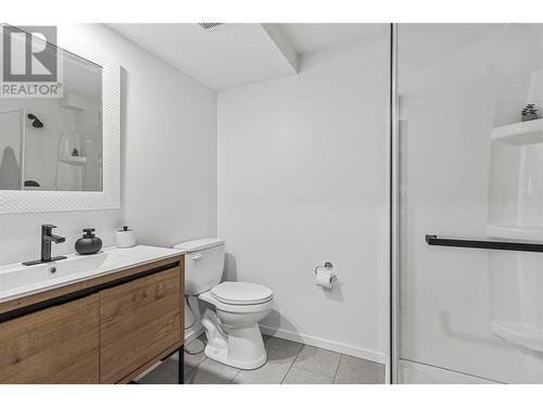 1841 2Nd Avenue Se, Salmon Arm, BC - Indoor Photo Showing Bathroom