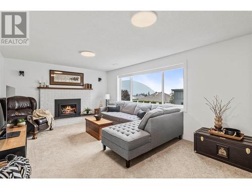 1841 2Nd Avenue Se, Salmon Arm, BC - Indoor Photo Showing Living Room With Fireplace