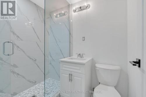 86 Beland Avenue N, Hamilton, ON - Indoor Photo Showing Bathroom