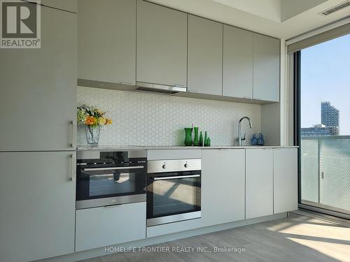 1302 - 15 Queens Quay E, Toronto (Waterfront Communities), ON - Indoor Photo Showing Kitchen