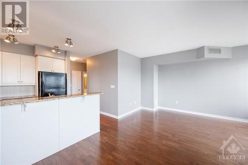 570 Laurier Avenue W Unit#1605, Ottawa, ON - Indoor Photo Showing Kitchen