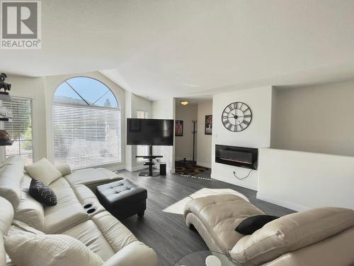 1634 Carmi Avenue Unit# 149, Penticton, BC - Indoor Photo Showing Living Room With Fireplace