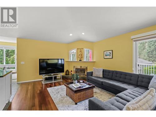 773 Siwash Court, Kelowna, BC - Indoor Photo Showing Living Room