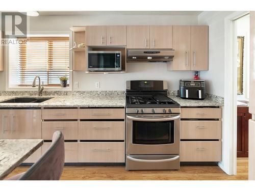 2613 Copper Ridge Drive, West Kelowna, BC - Indoor Photo Showing Kitchen