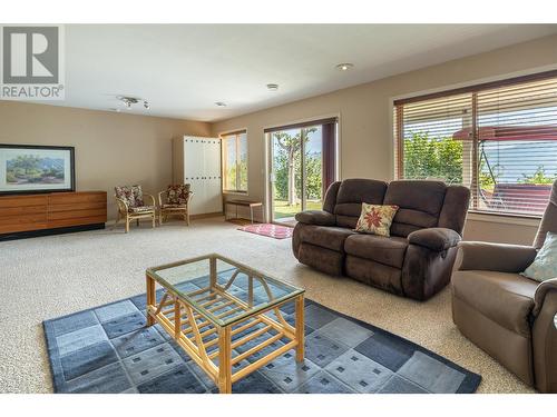 2613 Copper Ridge Drive, West Kelowna, BC - Indoor Photo Showing Living Room