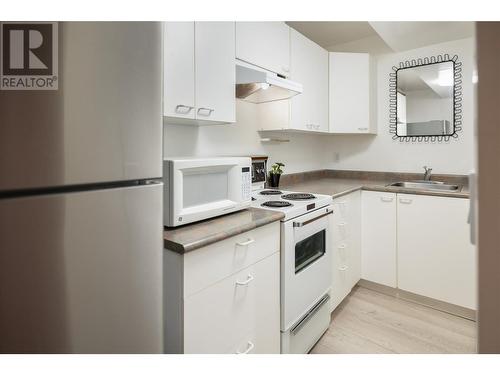 2613 Copper Ridge Drive, West Kelowna, BC - Indoor Photo Showing Kitchen