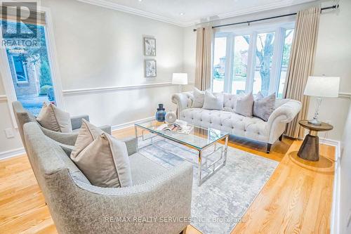 6 Mcarthur Heights, Brampton, ON - Indoor Photo Showing Living Room