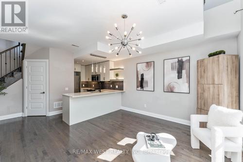 7 - 8171 Kipling Avenue, Vaughan (West Woodbridge), ON - Indoor Photo Showing Kitchen