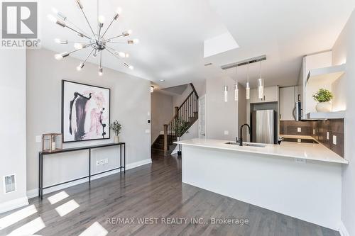 7 - 8171 Kipling Avenue, Vaughan (West Woodbridge), ON - Indoor Photo Showing Kitchen With Upgraded Kitchen