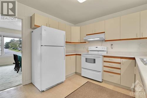 3653 Albion Road, Ottawa, ON - Indoor Photo Showing Kitchen