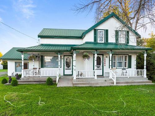 FaÃ§ade - 1886Z Ch. Ste-Angélique, Saint-Lazare, QC - Outdoor With Deck Patio Veranda With Facade