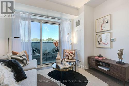 323 - 2301 Danforth Avenue, Toronto (East End-Danforth), ON - Indoor Photo Showing Living Room