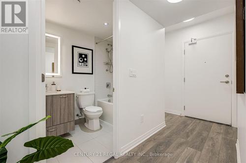 323 - 2301 Danforth Avenue, Toronto (East End-Danforth), ON - Indoor Photo Showing Bathroom