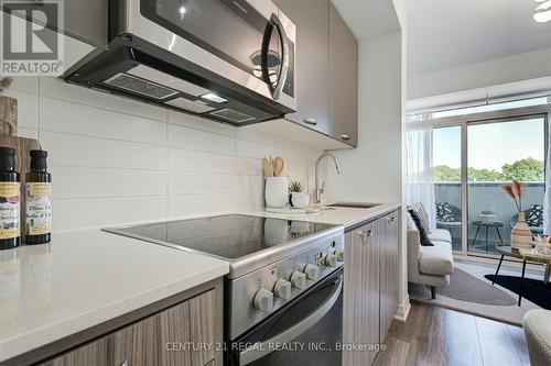 323 - 2301 Danforth Avenue, Toronto (East End-Danforth), ON - Indoor Photo Showing Kitchen With Upgraded Kitchen