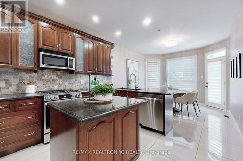 4 Theobalds Circle, Richmond Hill, ON - Indoor Photo Showing Kitchen With Upgraded Kitchen