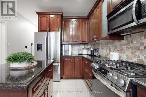 4 Theobalds Circle, Richmond Hill, ON - Indoor Photo Showing Kitchen With Upgraded Kitchen