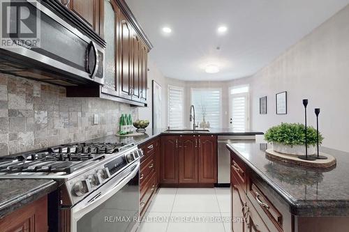 4 Theobalds Circle, Richmond Hill, ON - Indoor Photo Showing Kitchen With Upgraded Kitchen