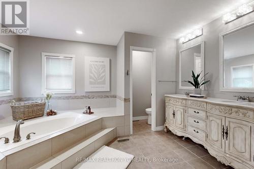 4 Theobalds Circle, Richmond Hill, ON - Indoor Photo Showing Bathroom