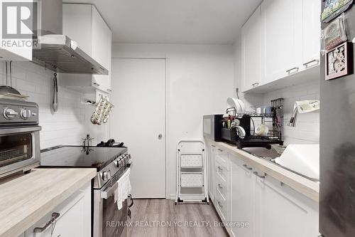 4 Theobalds Circle, Richmond Hill, ON - Indoor Photo Showing Kitchen