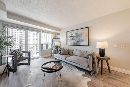 25 Kingsbridge Garden Circle|Unit #1021, Mississauga, ON - Indoor Photo Showing Living Room