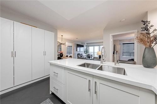 25 Kingsbridge Garden Circle|Unit #1021, Mississauga, ON - Indoor Photo Showing Kitchen