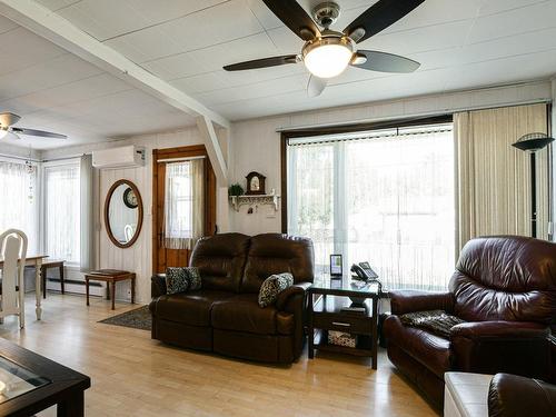 Salon - 1460 Rue Deschambault, Sainte-Adèle, QC - Indoor Photo Showing Living Room