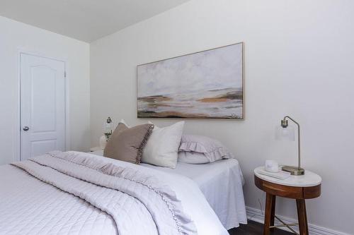 256 Charlton Avenue E, Hamilton, ON - Indoor Photo Showing Bedroom