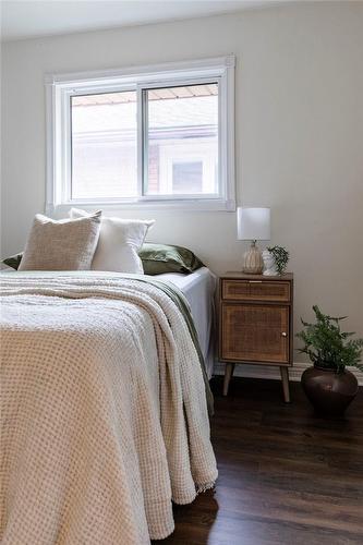 256 Charlton Avenue E, Hamilton, ON - Indoor Photo Showing Bedroom