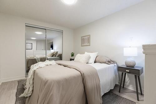 256 Charlton Avenue E, Hamilton, ON - Indoor Photo Showing Bedroom