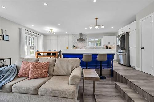 23 Ameer Drive, St. Catharines, ON - Indoor Photo Showing Living Room