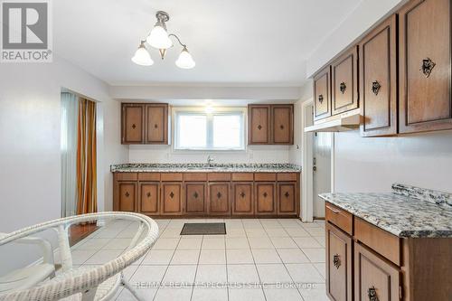 2454 Goodison Avenue, Mississauga, ON - Indoor Photo Showing Kitchen