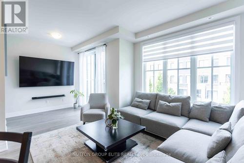 220 - 652 Cricklewood Drive, Mississauga, ON - Indoor Photo Showing Living Room