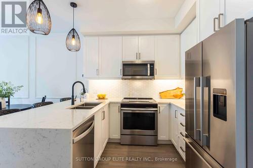 220 - 652 Cricklewood Drive, Mississauga (Mineola), ON - Indoor Photo Showing Kitchen With Double Sink With Upgraded Kitchen